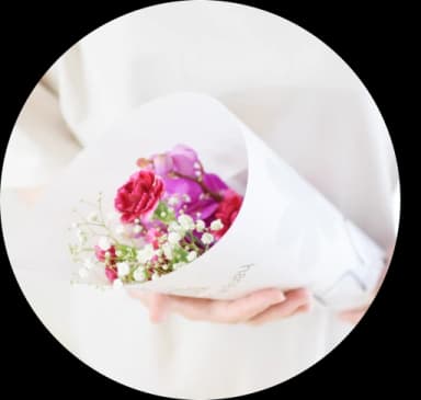 ブーケを手に持つ様子